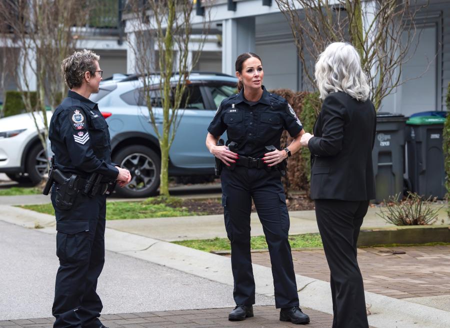 SPS Officers Talking with Resident